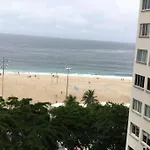 Flat em Copacabana na quadra da praia